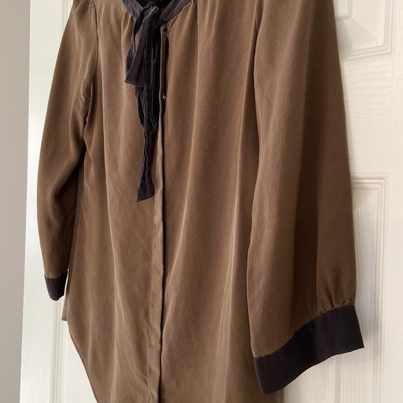 Aritzia blouse with tie detail, 100% silk - Picture 2 of 3